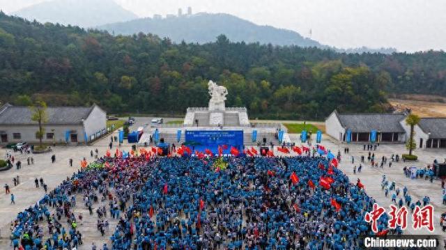 7000余人同登武汉木兰山领略黄陂山水秋韵(图1)