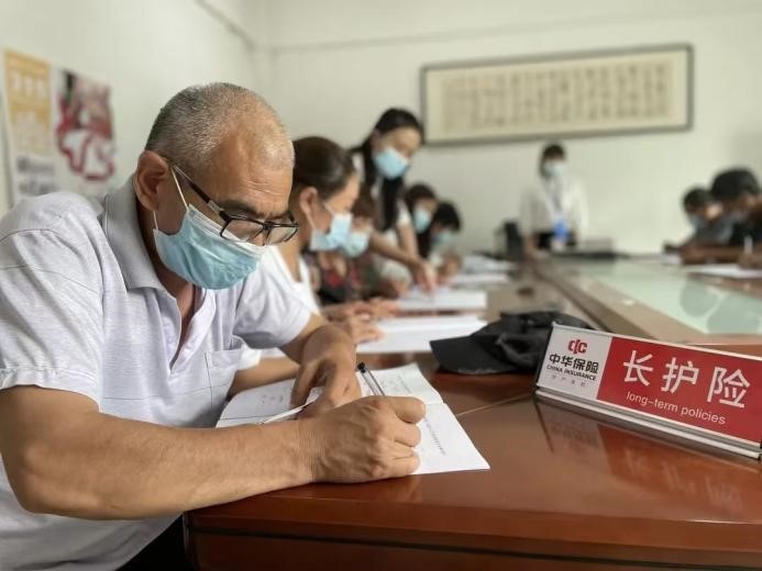 九游娱乐：坚守为民初心护航幸福晚年中华财险写细写实养老金融大文章(图1)