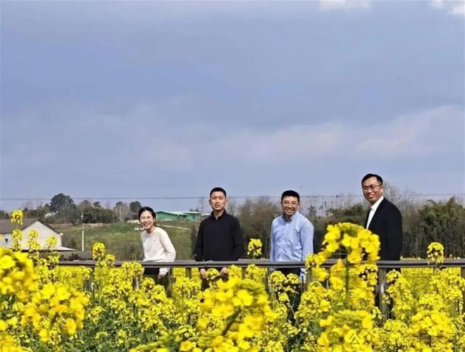 油菜花小镇干部“尬舞”要流量更要办实事(图1)