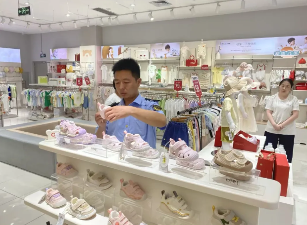 河北省定州市市场监管局开展儿童鞋类专项监督检查工作(图1)